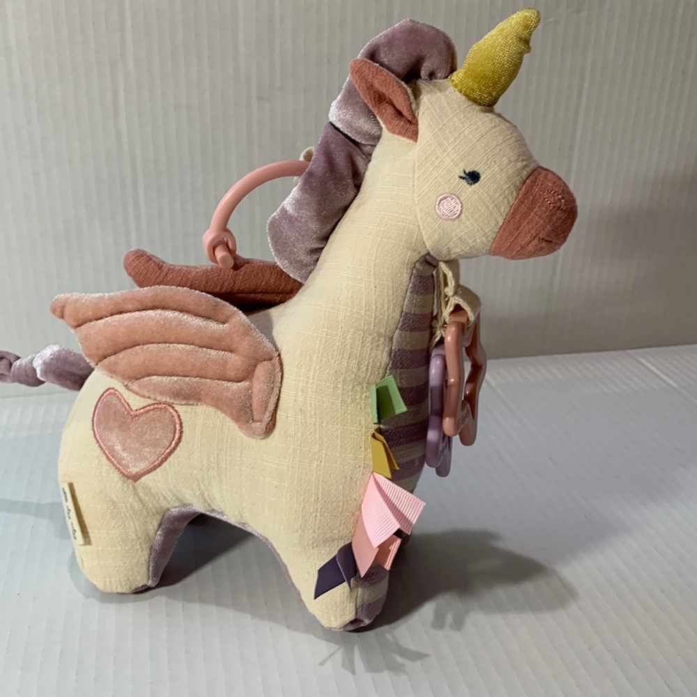 Itzy Ritzy Carseat Hanger teether linen Unicorn